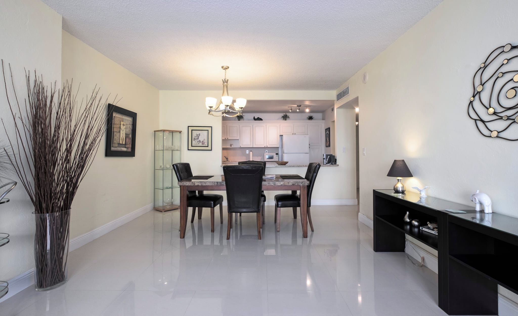 Exterior view and living room of Apartment 3 located in Miami, fully equipped