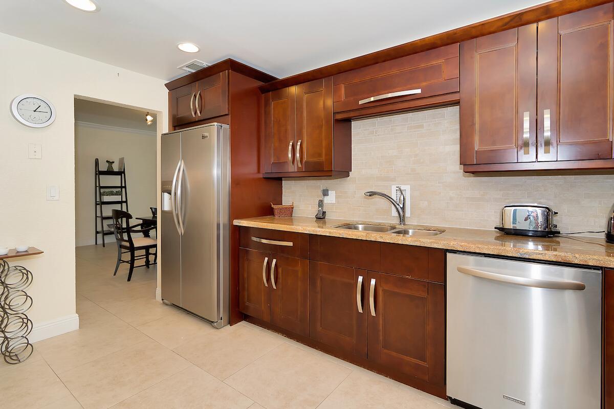 Exterior view and living room of Apartment 5 located in Miami, fully equipped