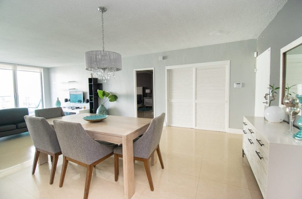 Exterior view and living room of Apartment 7 located in Miami, fully equipped